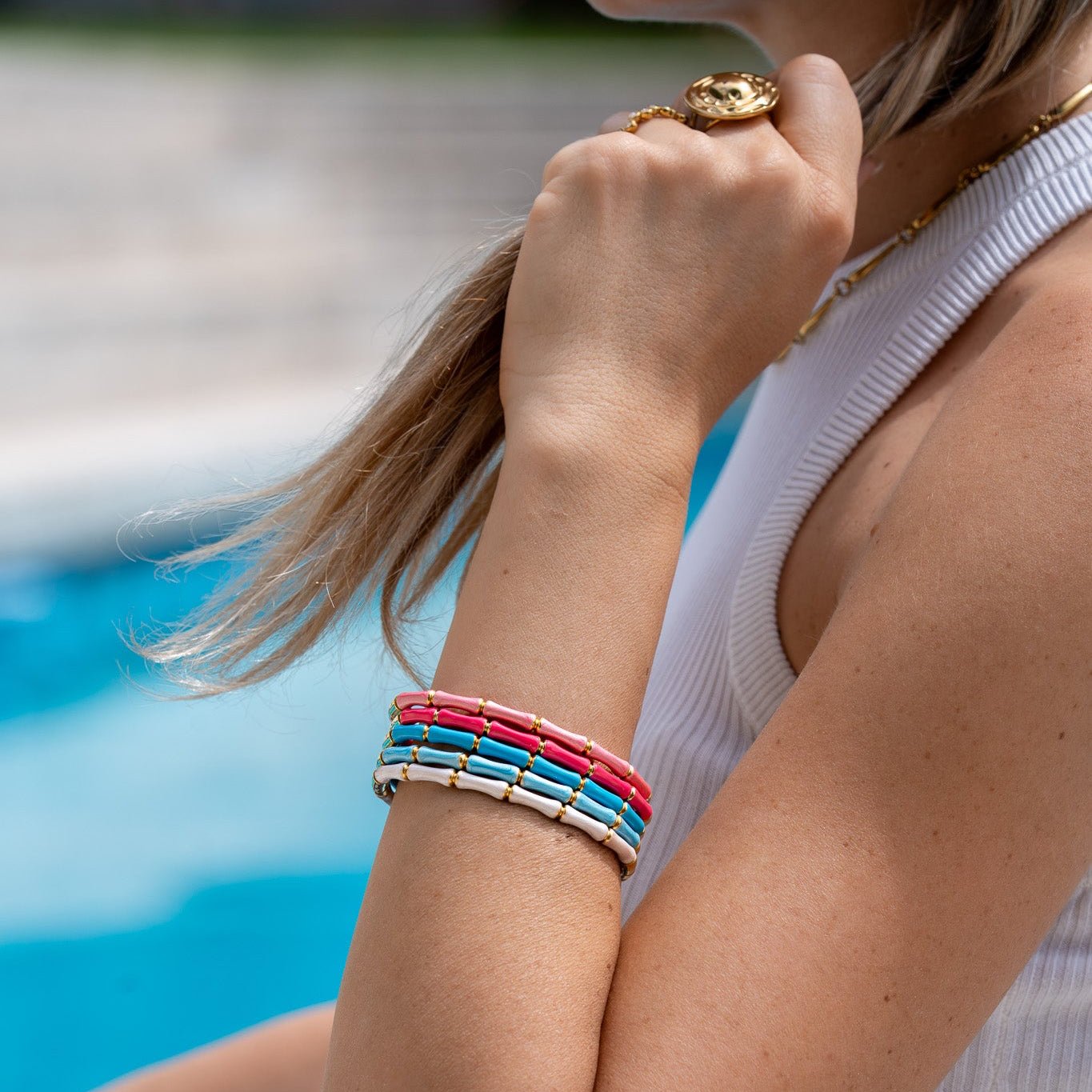 Bracciale waterproof con finitura dorata.