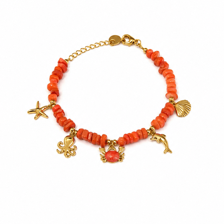 Bracciale Corallino Acheta Jewels con perline corallo, charm marini dorati e granchio rosso.