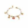 Bracciale Corallino Acheta Jewels con perline bianche e beige, charm marini dorati e granchio rosso.