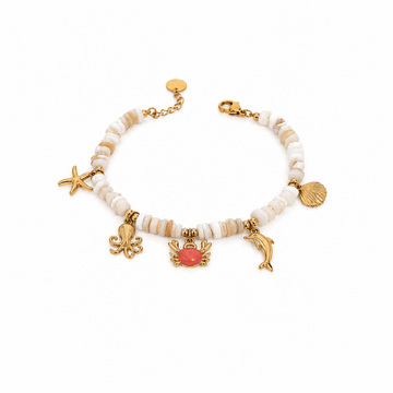 Bracciale Corallino Acheta Jewels con perline bianche e beige, charm marini dorati e granchio rosso.
