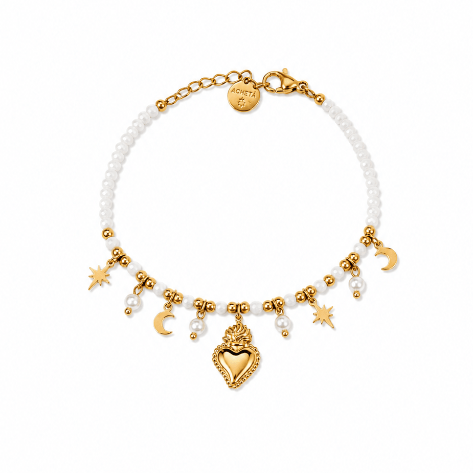 Bracciale Sacro Cuore dorato in acciaio inox waterproof con perline bianche e ciondoli cuore, stelle e lune.