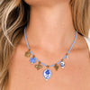 Collana Maiolica con ciondoli bianchi e blu e perline azzurre, indossata