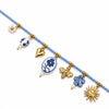 Collana Maiolica Acheta Jewels su fondo bianco, con perline azzurre, pendente floreale bianco e blu e charm dorati.