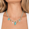 Particolare dei charm della Collana Pesciolino, con tartaruga turchese, stella marina dorata e decorazioni bianche.