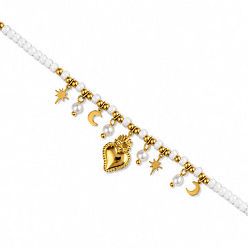 Collana Sacro Cuore in acciaio inossidabile waterproof color oro con perline bianche, ciondolo cuore sacro, stelle, lune e pendenti con perle, fotografata su sfondo bianco.